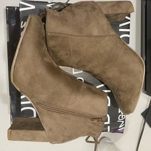 I’m selling some nice light brown boots.
